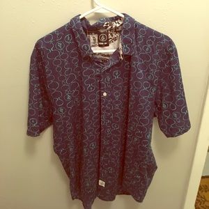 Men’s button up Volcom shirt